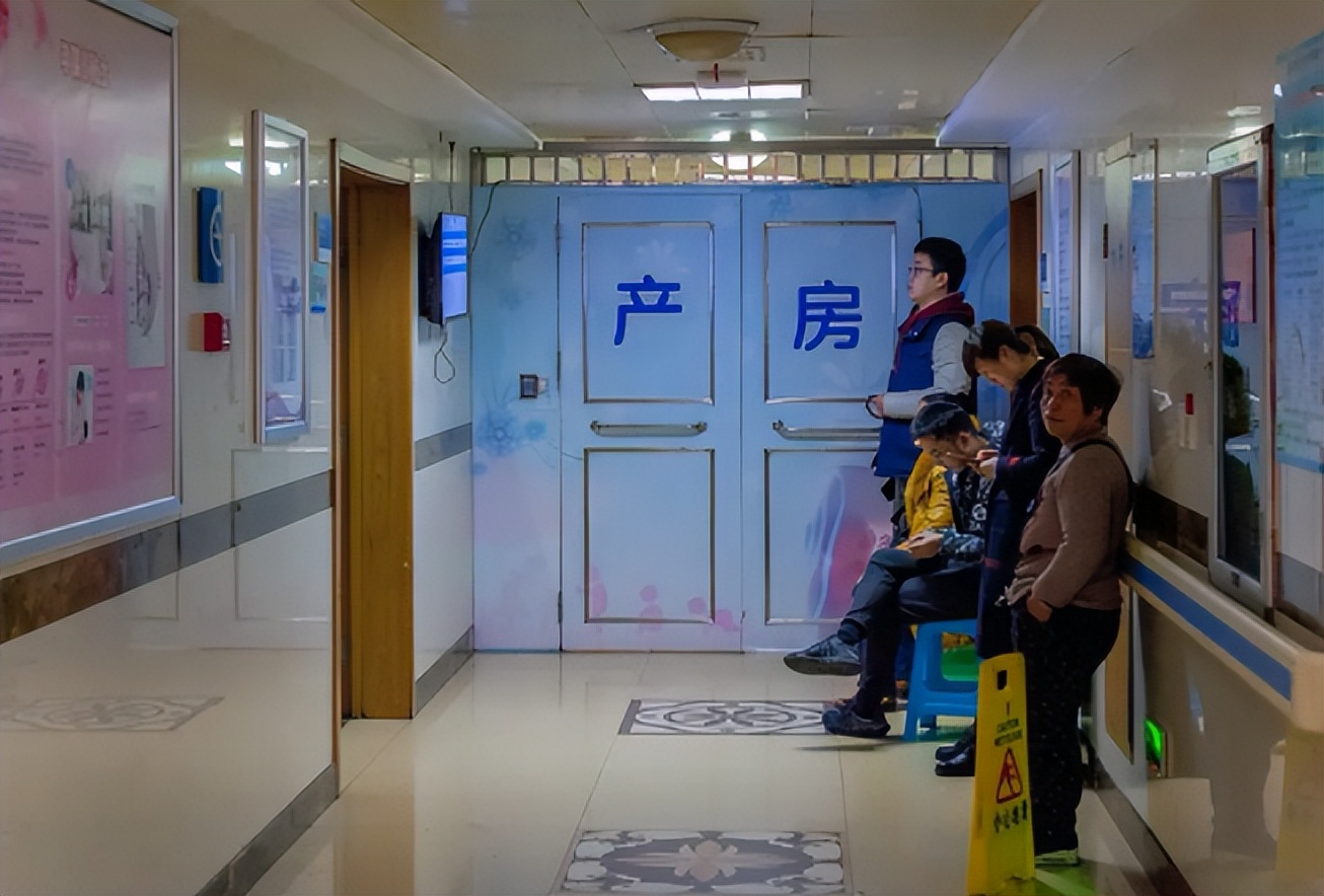 产妇出产房时的真实反应,同样是"流眼泪",待遇却可能不相同