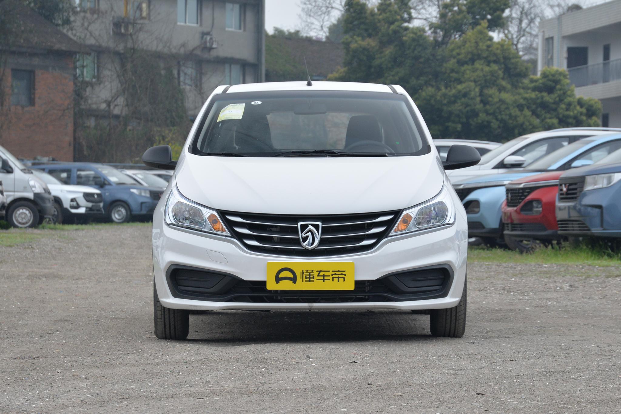 体验宝骏310,外观时尚,油耗低至5.1l,起售价4.09万元