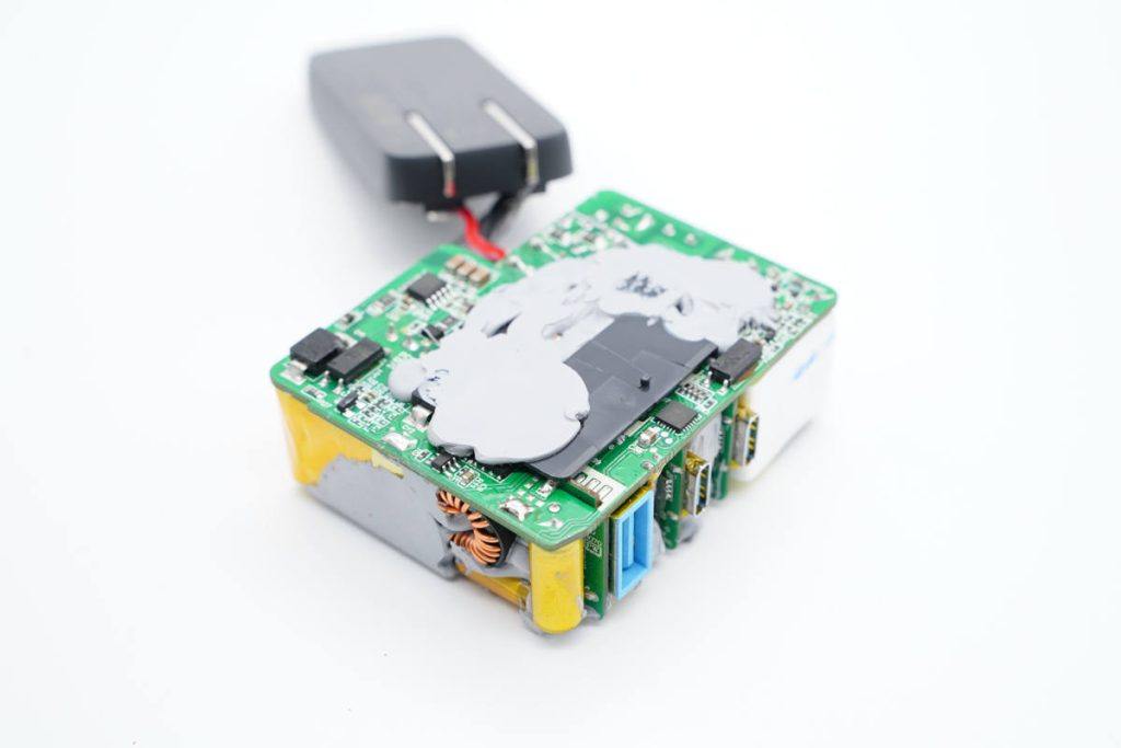 一个顶三个，支持三设备同时快充，安克100W氮化镓超能充拆解