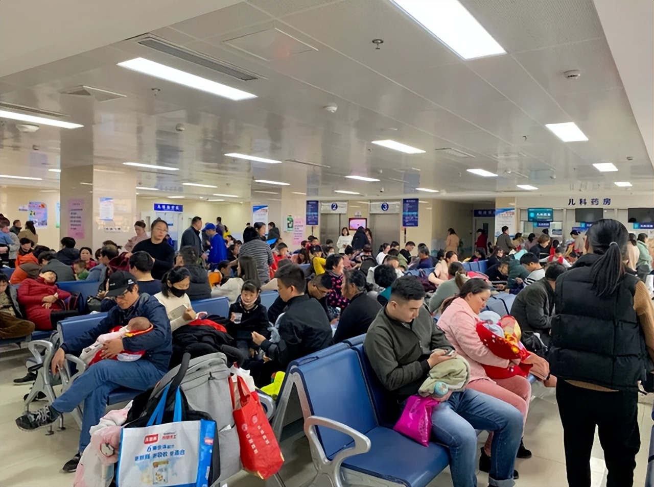 流感突袭南方发热门诊上百孩子排队