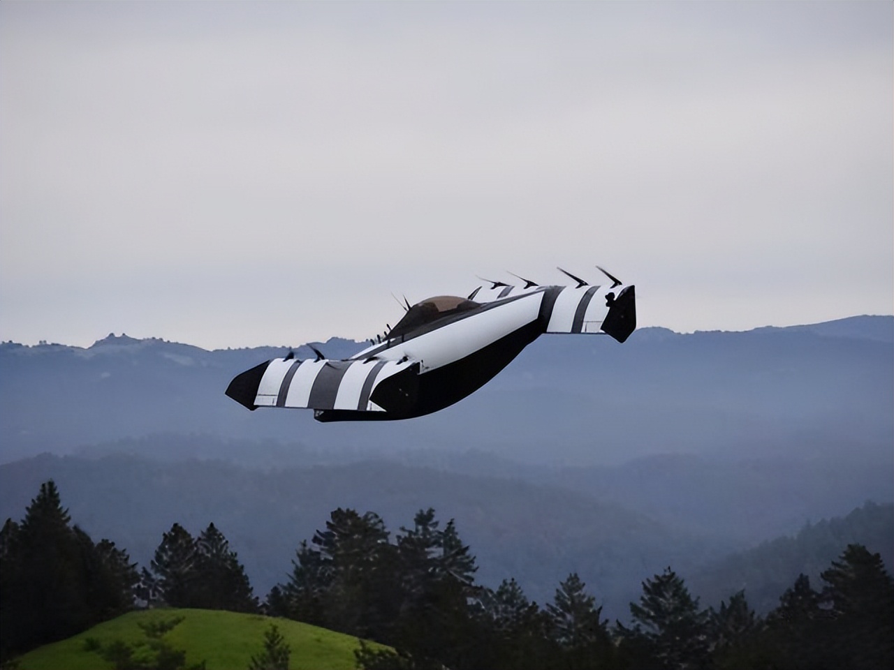 全球首款个人飞行电动汽车亮相！网友看了直呼“真香”