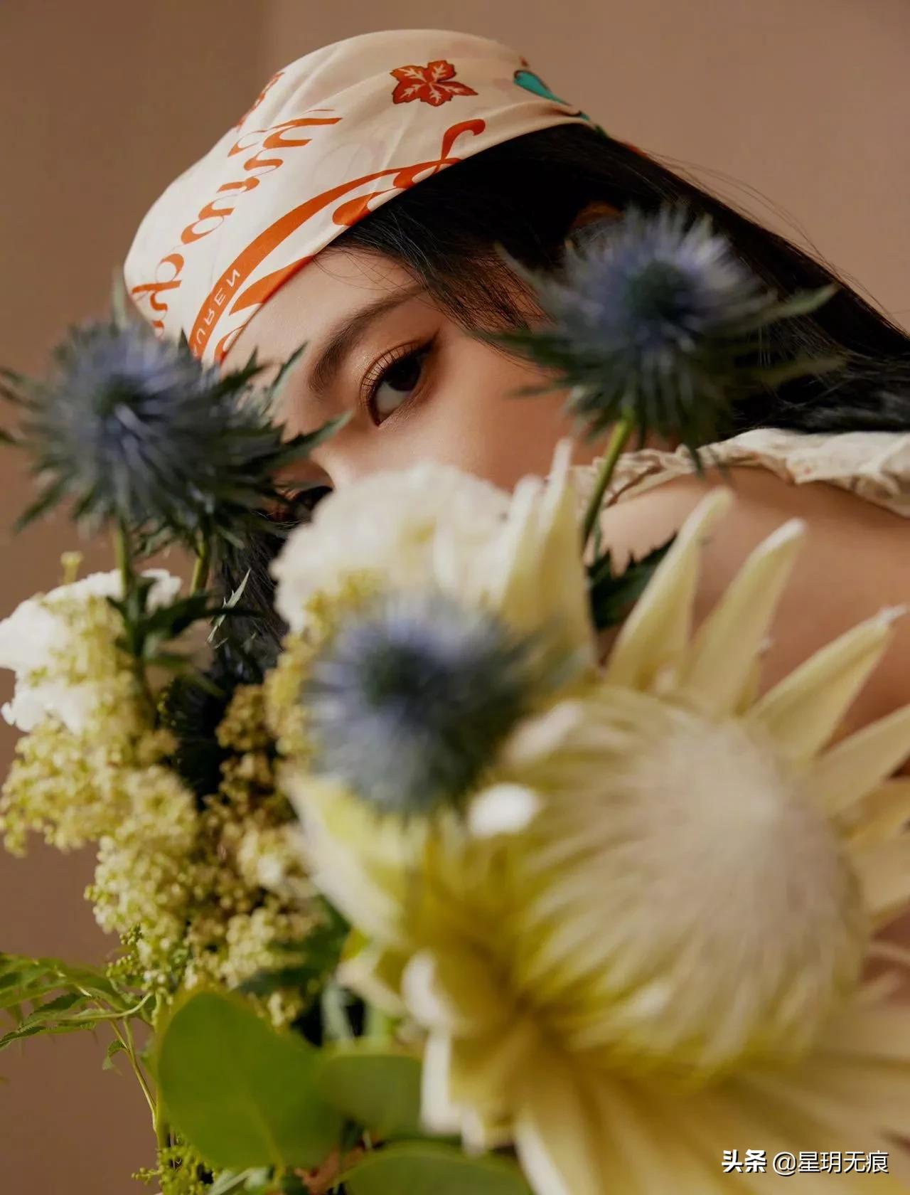 张一山前女友一身碎花长裙尽显复古风味，爵士的酷范儿表现力满分