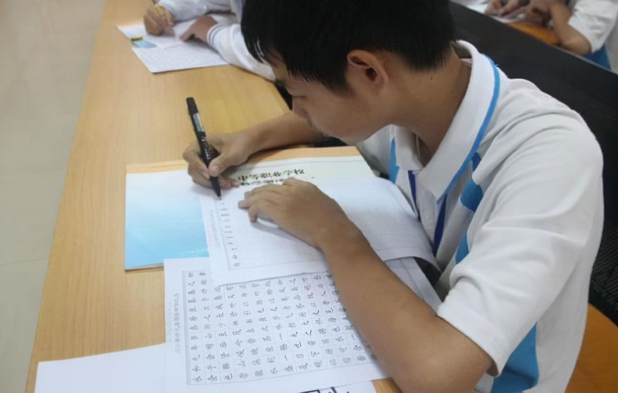 明星字迹对比明显，肖战获赞字如其人，易烊千玺尽显学霸风采