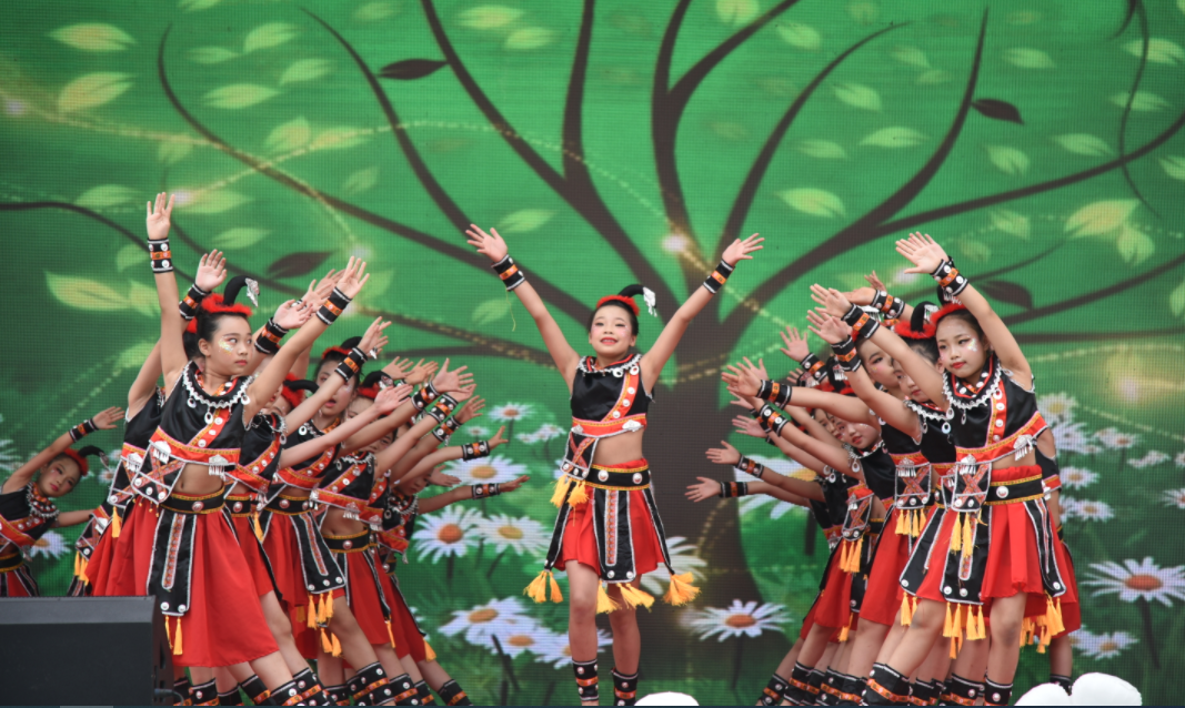 棠湖小学（南区）隆重举行庆祝“六一儿童节”文艺汇演暨颁奖典礼