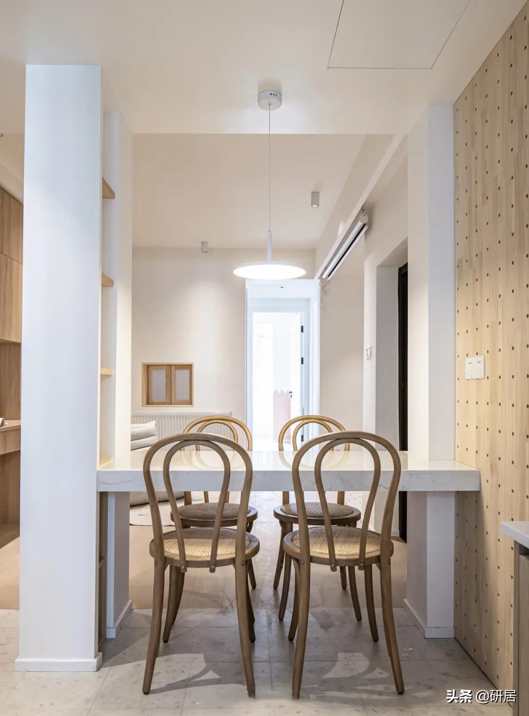 这对夫妻厉害了，50平的家装成了3室，室内温馨舒适，有大量收纳