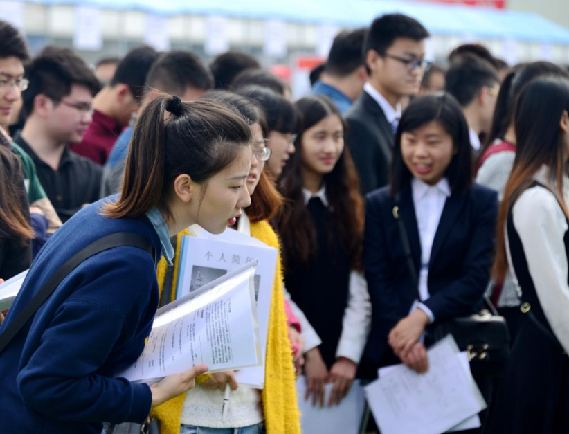 铁饭碗真的这么“香”？关晓彤顺利入编，鹿晗考了3次还未成功