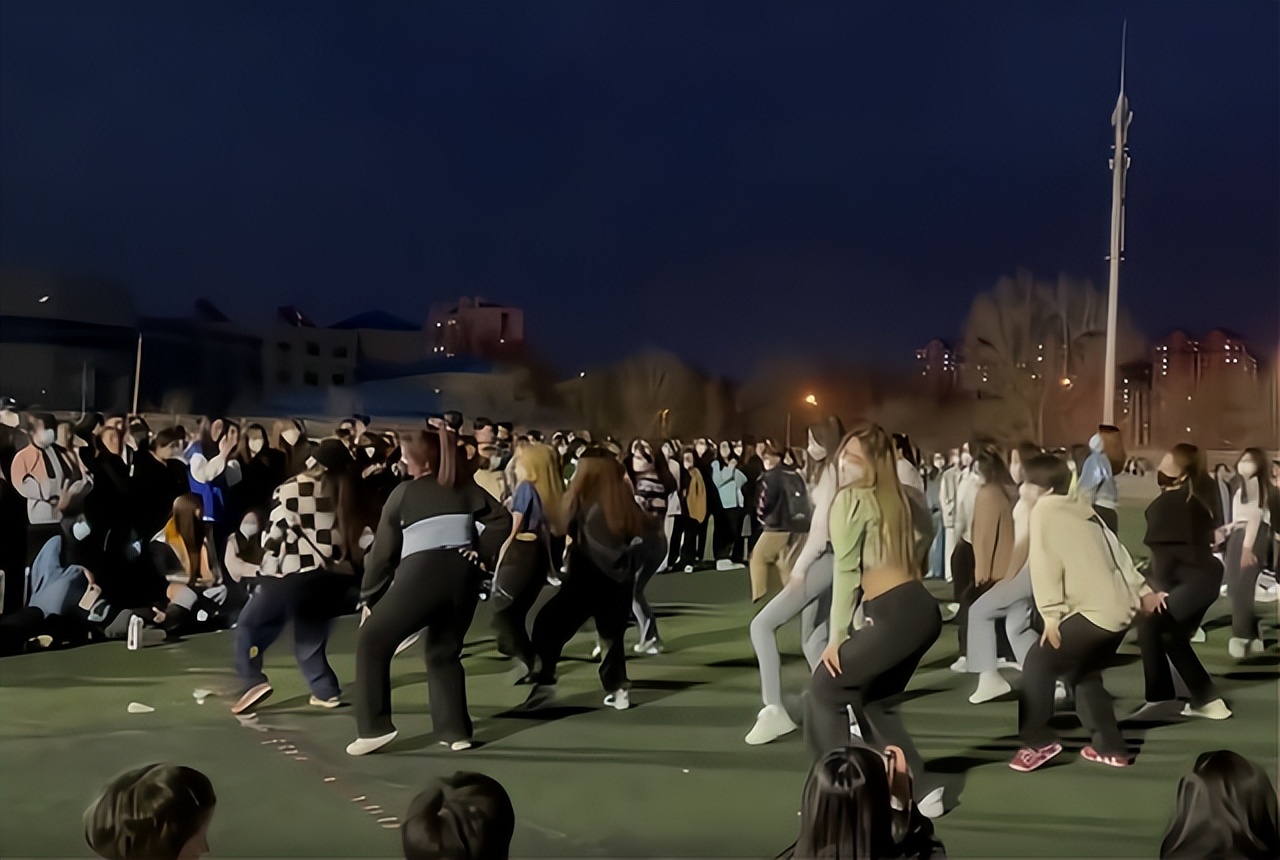 美女大学生校内热舞，动作妩媚，引众人围观，评论区却吵翻了