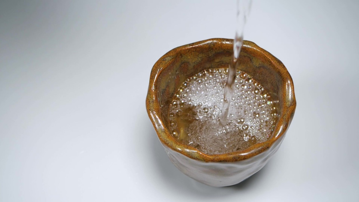 铂金坛：一款来自贵州茅台镇的中国酱酒十强，以其独特的酿造工艺和醇厚口感而闻名。