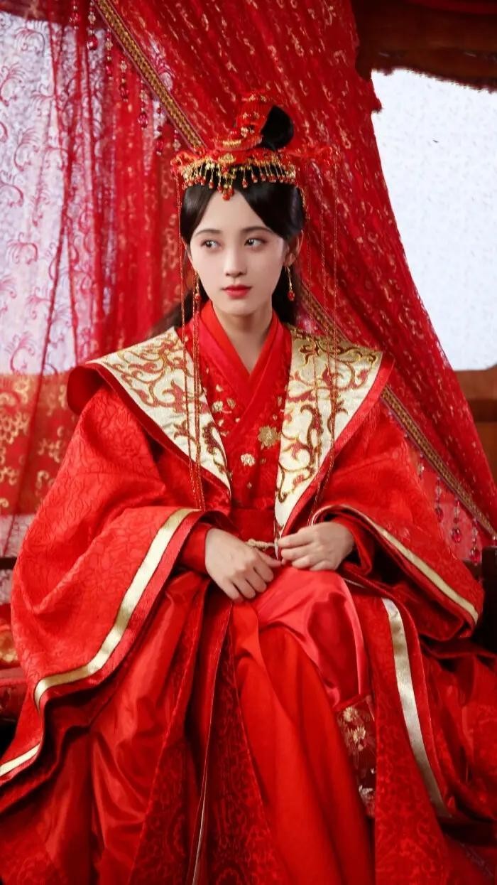 同样是“红衣造型”，杨幂娇俏像少女，赵丽颖霸气十足