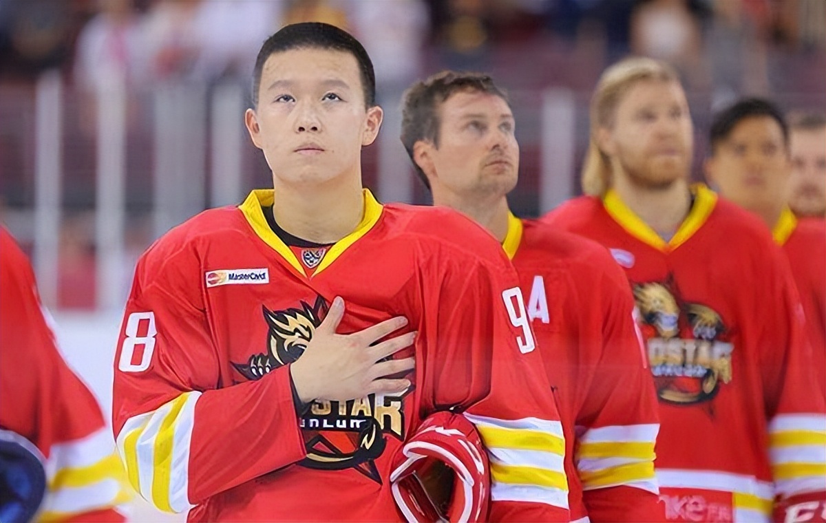 有人选择在娱乐圈硬混，有人选择保家卫国，同是星二代差距还挺大