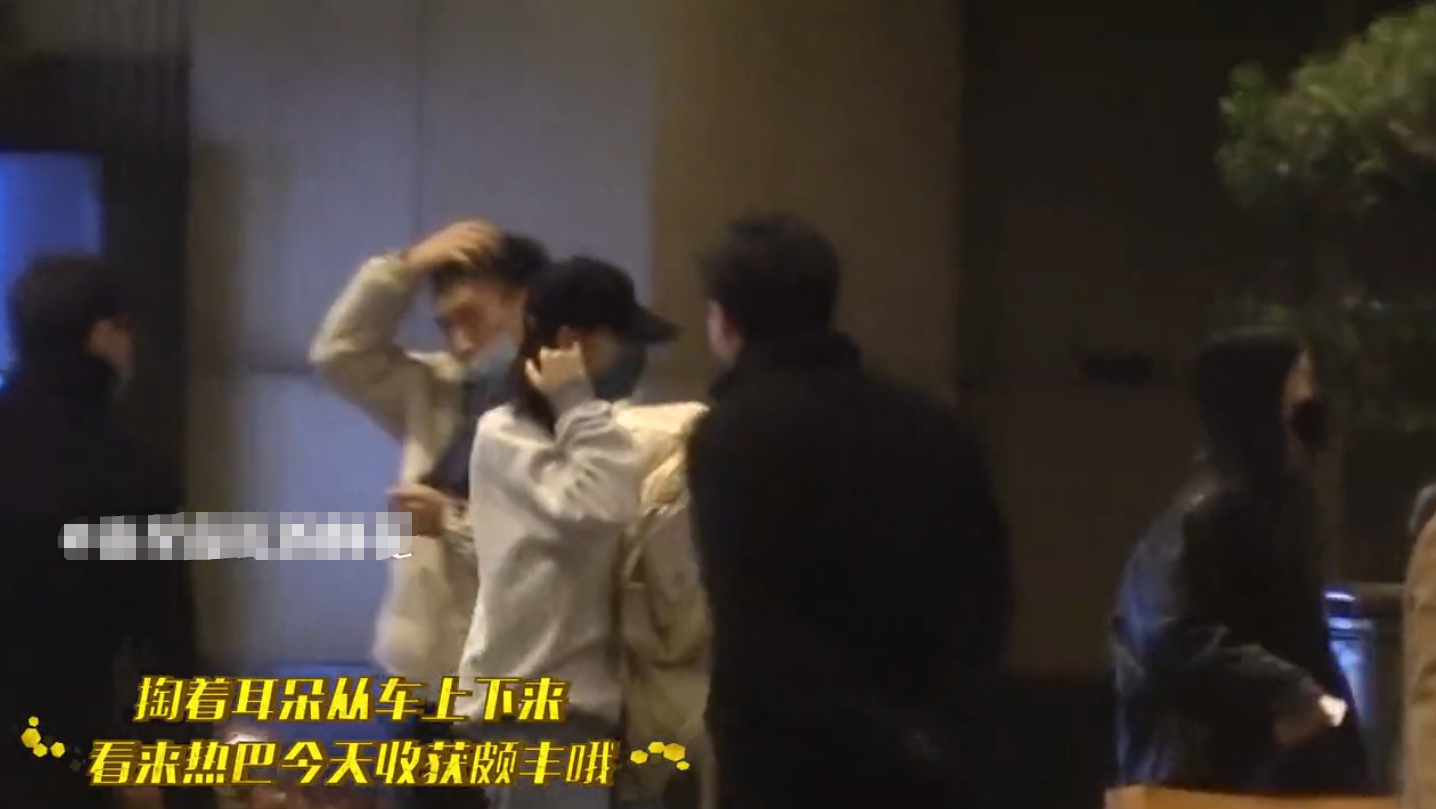 迪丽热巴不修边幅逛商场,手里提满奢侈品,边走边掏耳朵不顾形象