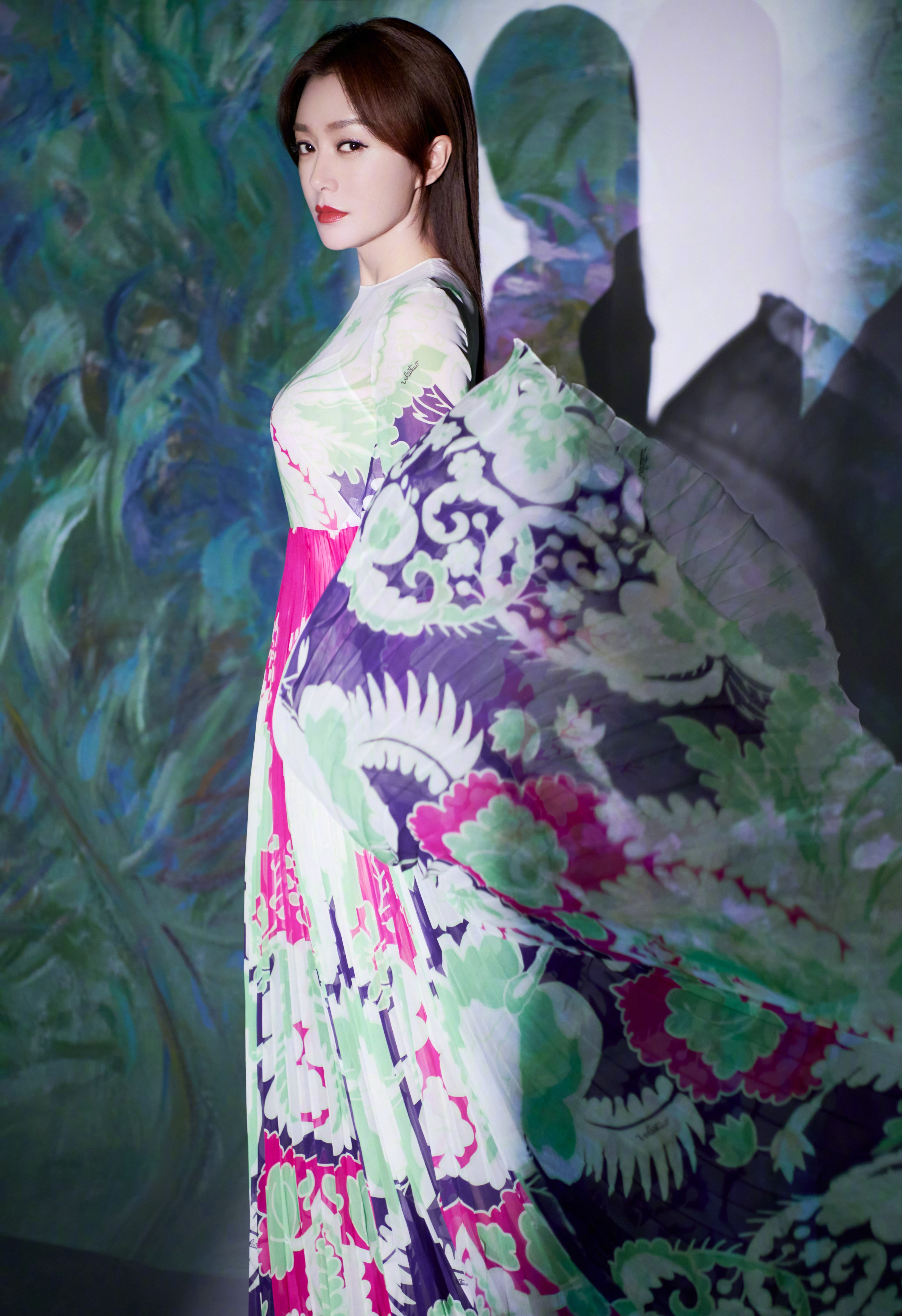 影视女演员秦岚，优雅靓丽