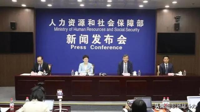 辛苦去考证，结果拿下来发现证书上没国徽，难道是假证吗？