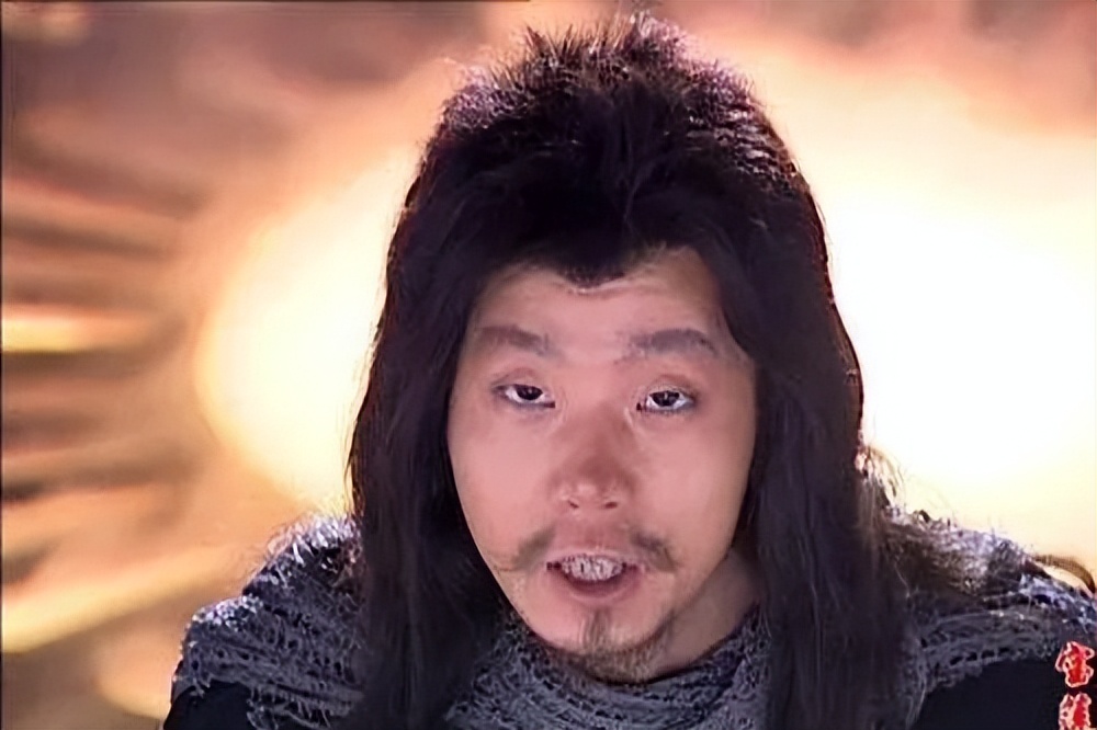 100元好抽的香烟排行榜(老戏骨"哮天犬"现身机场抽100元香烟,发现被拍