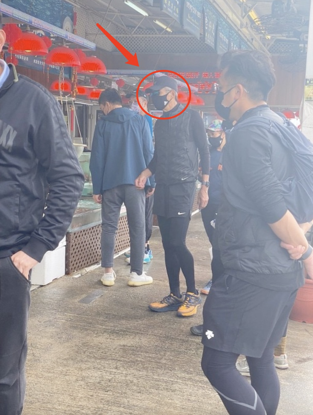 66岁周润发现身海鲜档，大方给店员红包，皱纹明显仍难掩男神气质