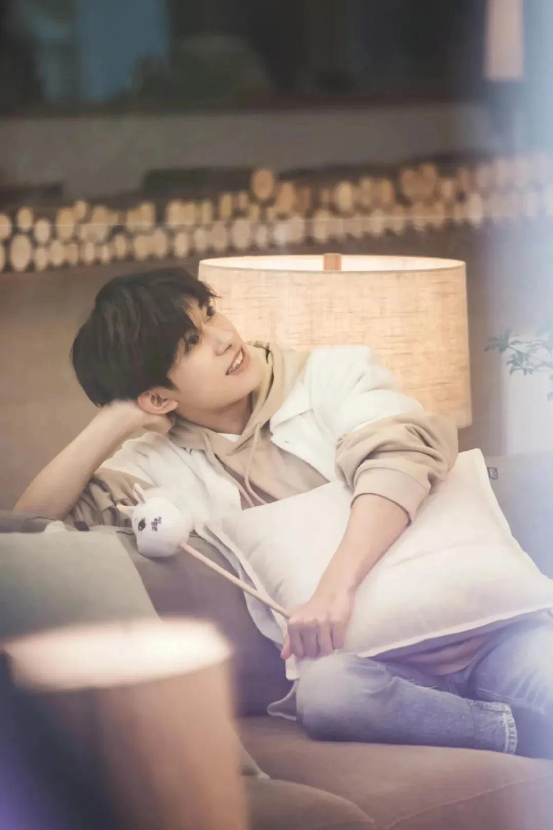 王俊凯易烊千玺王源高清壁纸，哪张壁纸最好看呢