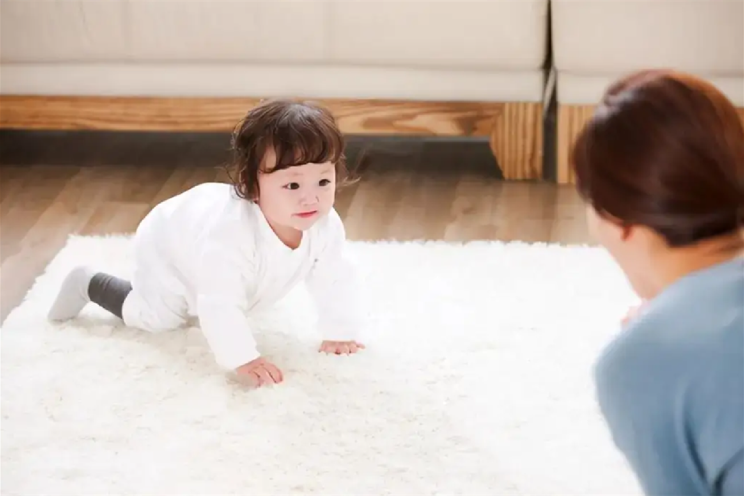 婴儿不会爬是什么原因(宝宝爬的姿势为何千奇百怪) - 乐宝宝贝