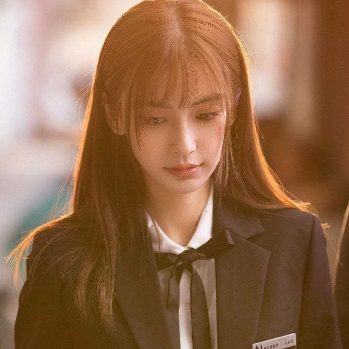 #Angelababy# 飘逸的长发蓦然回首的样子，美到时间都凝固了