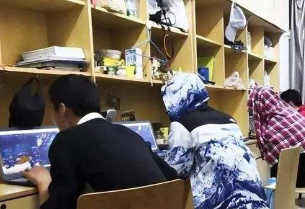 封校后的当代大学生们，集体在操场上跳舞，评论区一片指责声