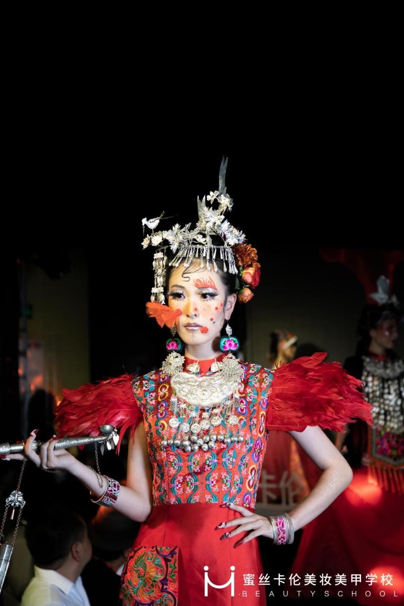 蜜丝卡伦美妆美甲学校启幕大秀，致敬色彩，戏出云南