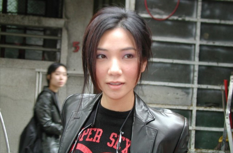 曾是TVB旗下艺人，后自立门户，她嫁小5岁混血丈夫，43岁高龄生子