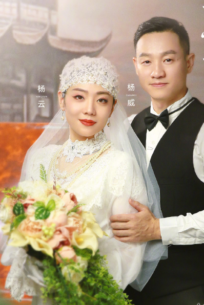 杨威晒4岁双胞胎女儿，感慨基因太强大，欢欢连眉毛都跟爸爸一样
