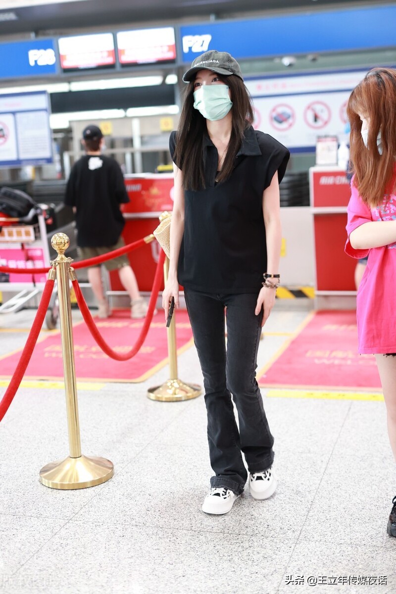 金子涵戴燕妮同框天猫晚会舞台：酷飒风的黄金搭档