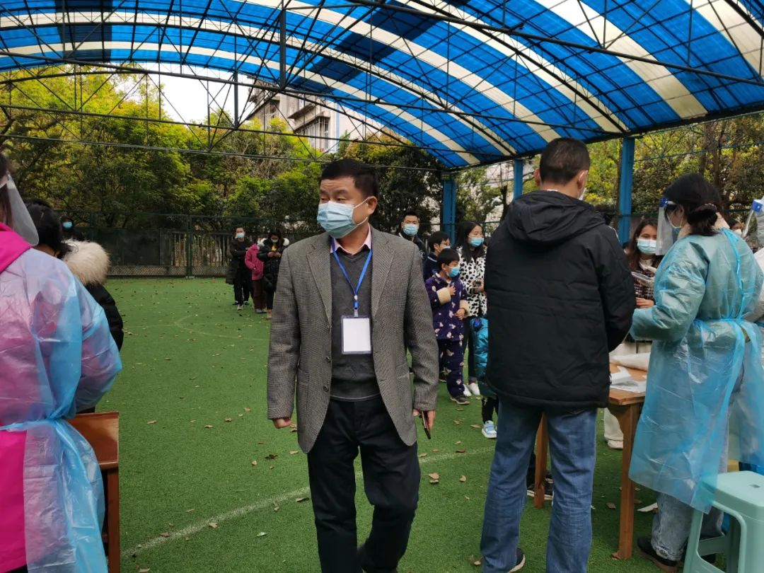 市人大常委会领导分赴鹤城各社区督导疫情防控工作