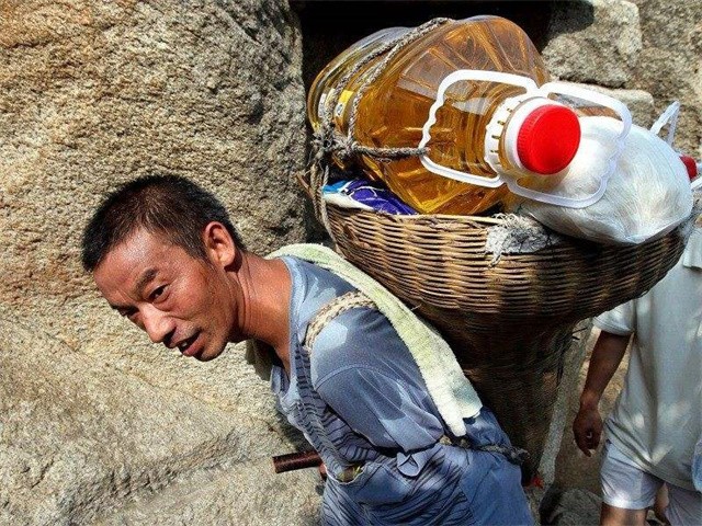 華山挑夫可能無人再接班：擔140斤走2公裡，賺的都是血汗錢