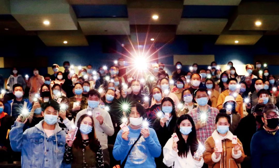 每场平均1.8人，近60%影院关门：电影院还能挺过疫情吗？