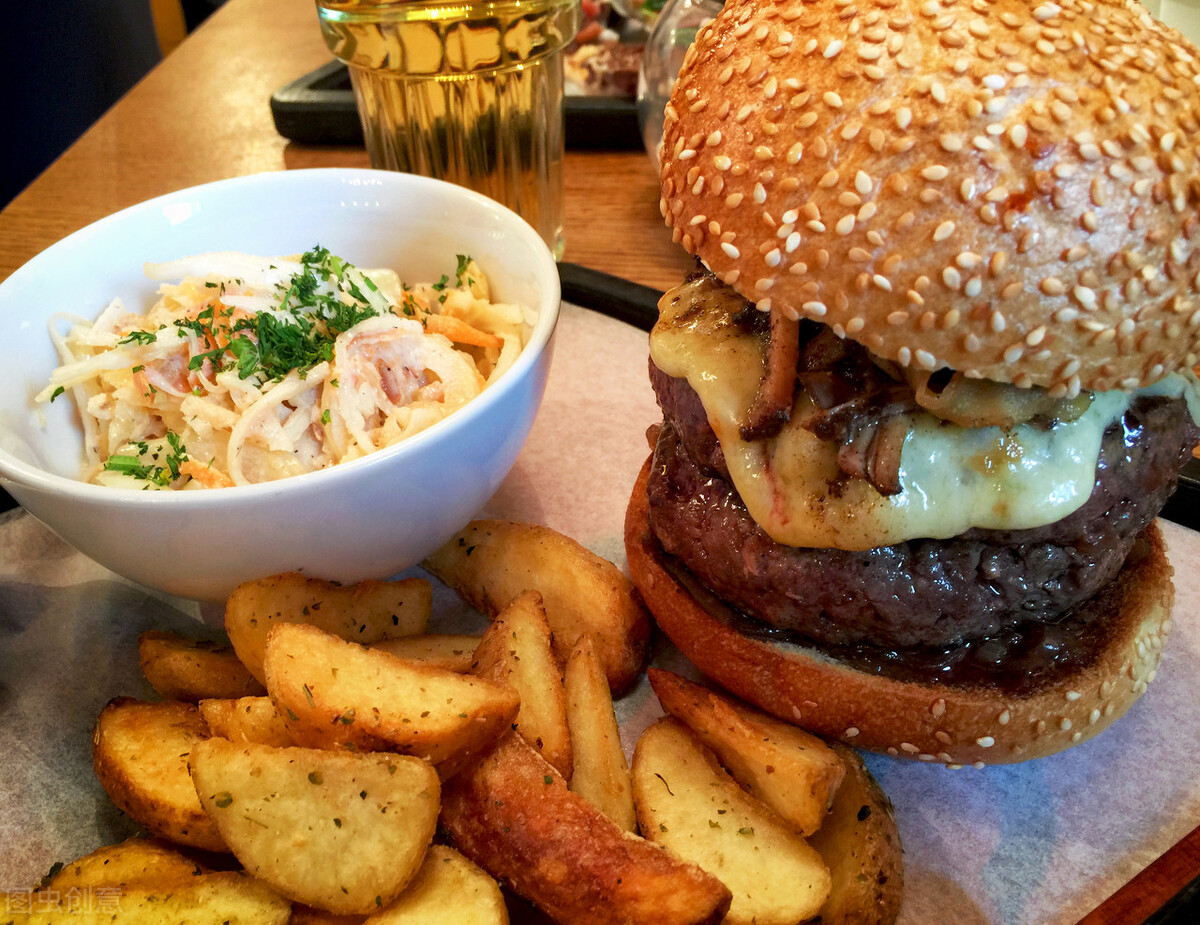 江西老板开汉堡店，利用“一辆玩具车”，一年盈利180万