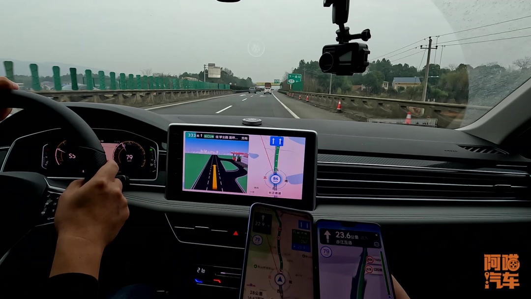 車道級導航，高德跟百度到底哪家的好用些？喵哥實車對比給你看