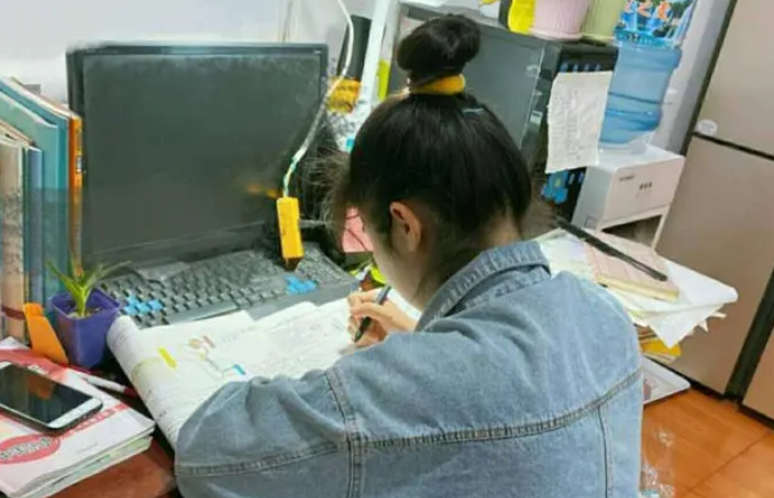 室友们竟在偷偷学习，被惊醒的女大学生很无奈，说好一起躺平呢？