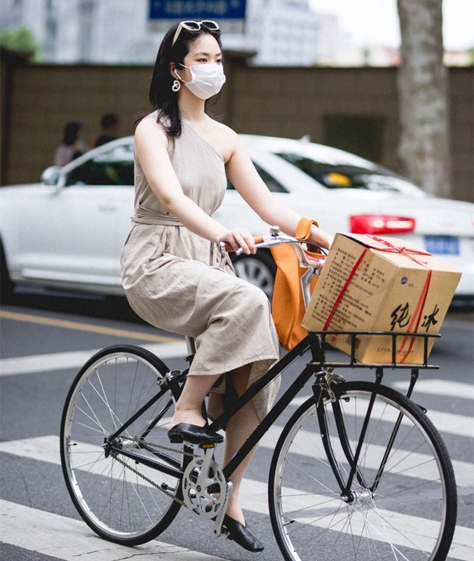 正儿八经的衣服没人穿了吗？“不对称的裙子”怎么这么流行