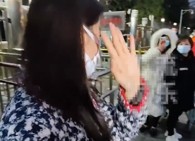 超10位明星参加春晚彩排！刘涛一路小跑遮挡镜头，央视主持首现身