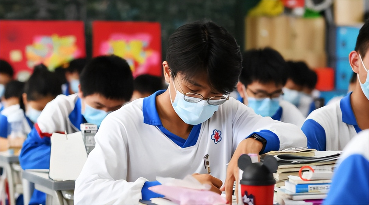 “考试蒙也别想蒙”，大学教授建议取消高考选择题，引发家长热议