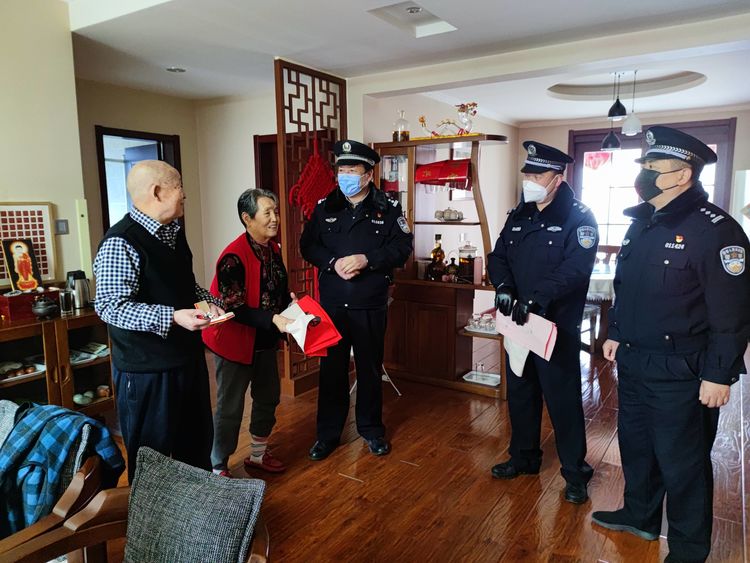 西安公安航天分局开展“三送一访 平安过年”亲民暖民活动