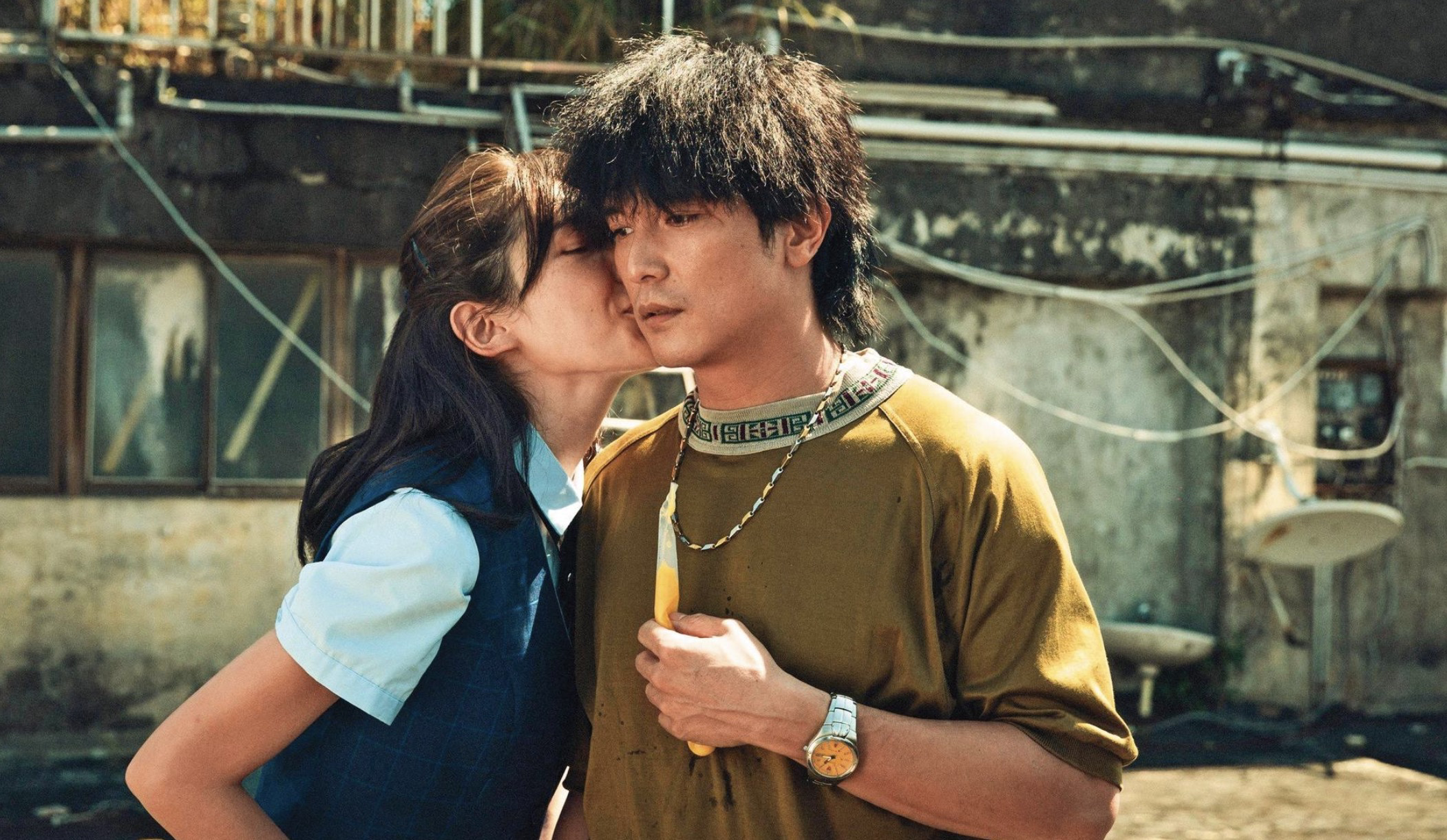 邱泽许玮甯闪婚后首度甜蜜同框，与好友拥抱告别后同返爱巢