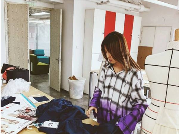 辽宁巨婴：16岁吃饭靠人喂，每天开销过万，开兰博基尼卖手机壳