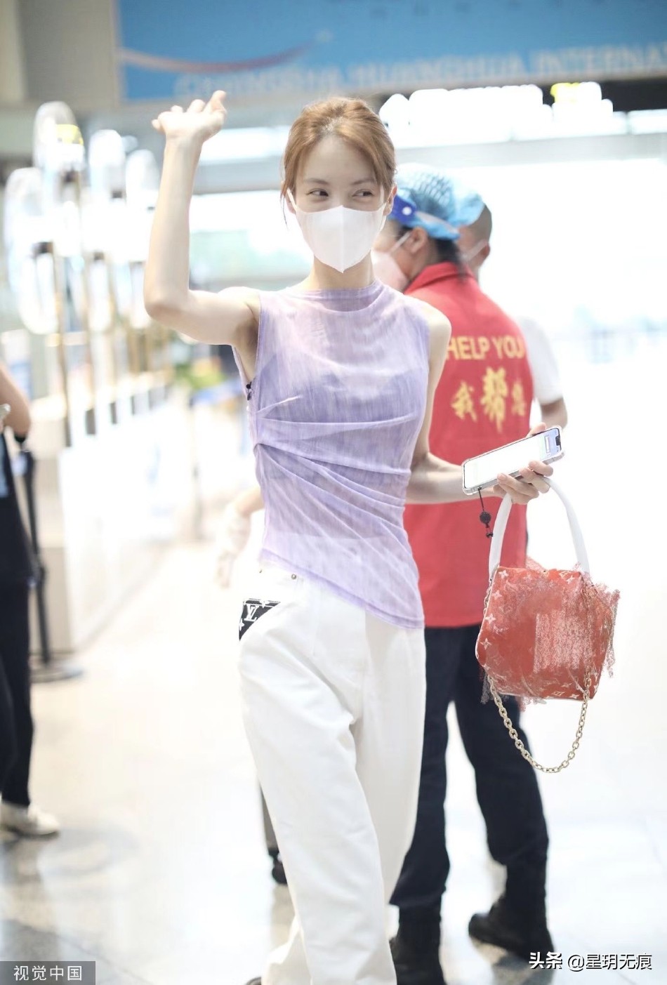 金晨大清早现身机场笑容满面 和粉丝打招呼好亲和