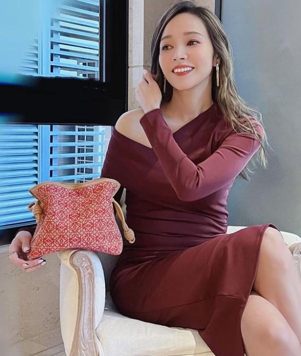 43岁侯佩岑坐游艇出海，拿香槟晒长裙美照，姐姐的状态和气质超好