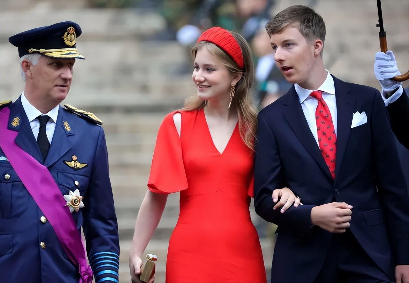 被比利时女王储美到！一袭红裙挽着小王子，好似童话故事里的画面