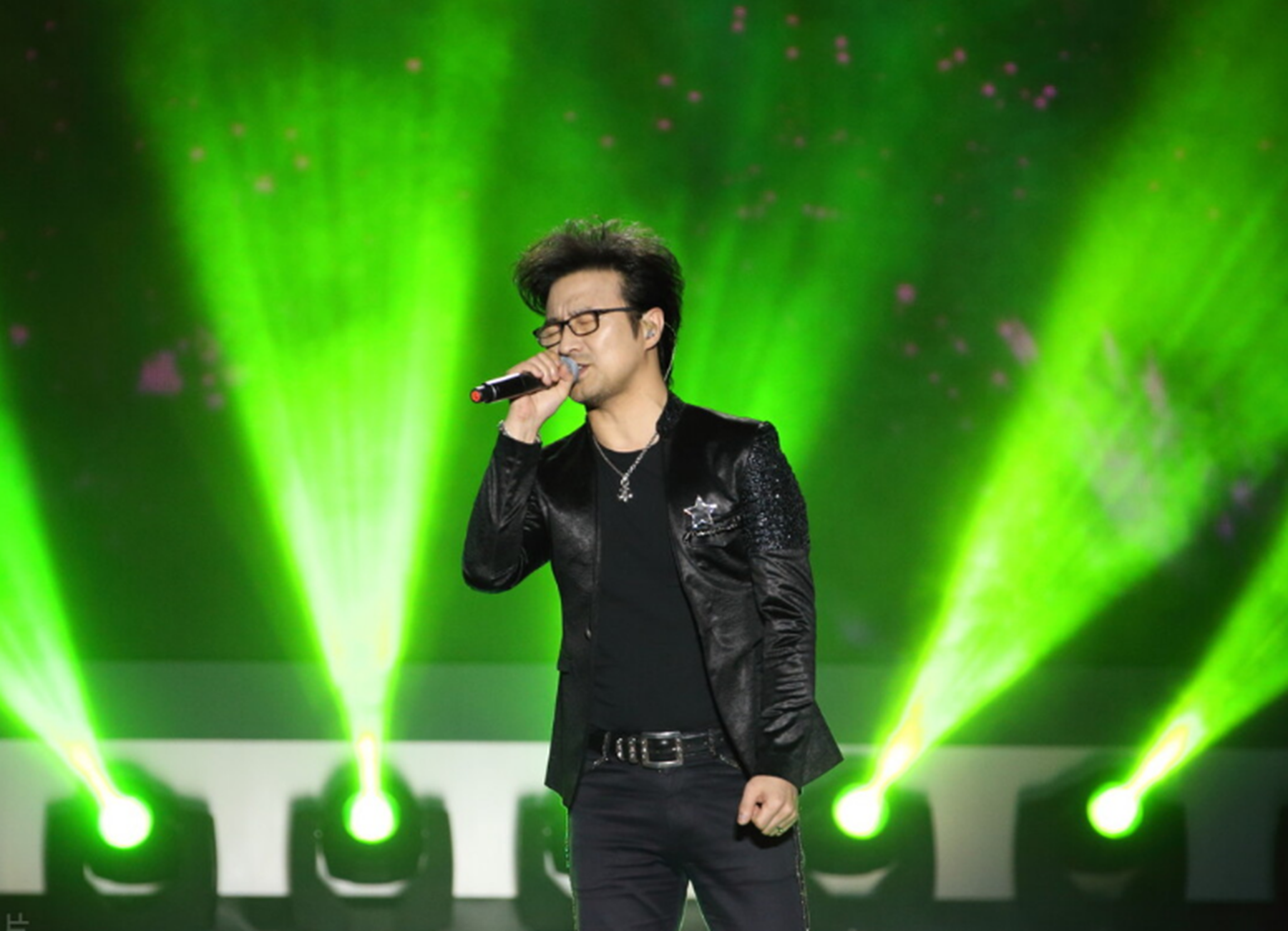 “旭日阳刚”分开11年后，刘刚搭档高进年入百万，王旭重回农村