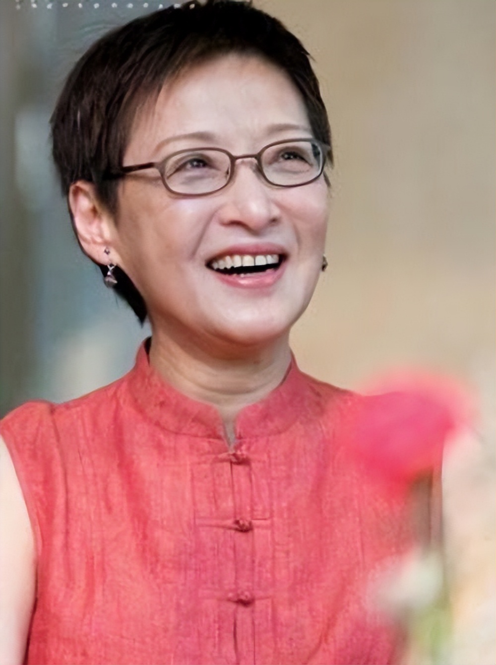 看到69岁胡因梦才发现:女人上了年纪剪短发,原来可以这么高级