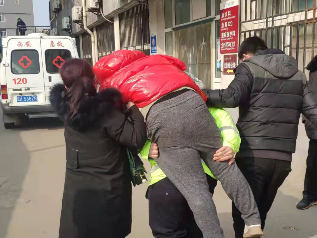 孩子突发疾病 西安临潼交警紧急护送其就医