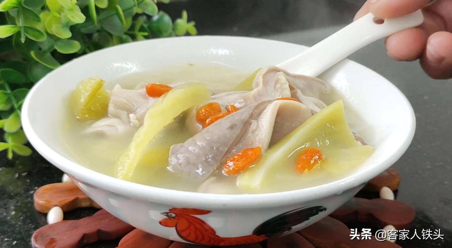 猪肚煲汤？广东人的做法最正宗，一开盖香扑鼻，汤色奶白特别好喝
