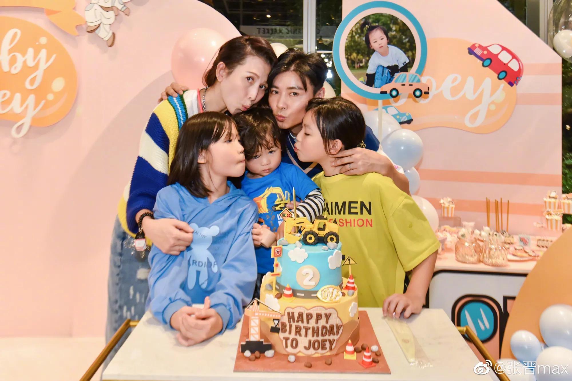 蔡少芬带三娃出行好操心，2岁儿子坐婴儿车超酷，俩女儿乖巧懂事
