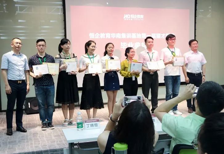 大学生迎来好消息，财会人的春天到来，毕业后获得企业的铁饭碗