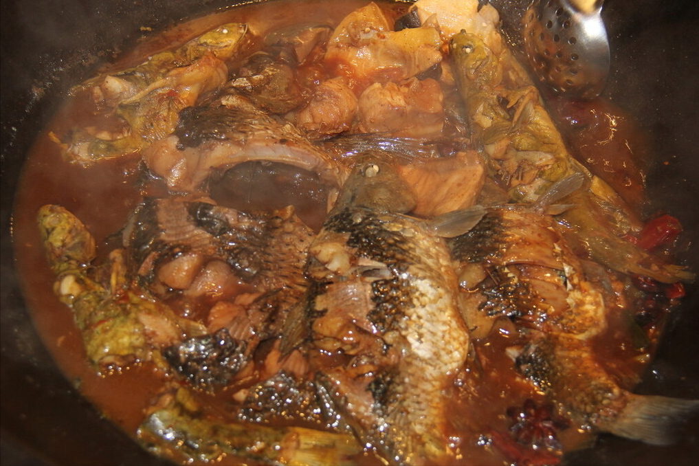 炖鱼时，做好3个关键步骤，鲜香入味很下饭，一点腥味也没有