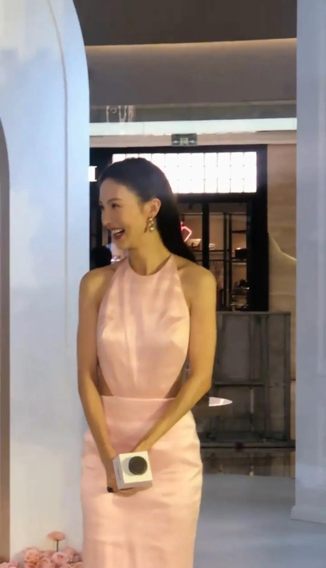 又见金晨，美的很灿烂笑的很有感染了